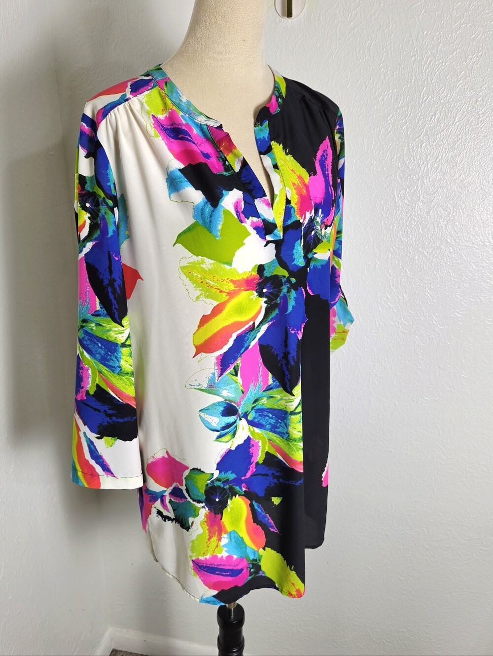 Joan Vass Multicolor Floral Split V-Neck Tunic with Roll-Tab Sleeves, Size Large - Picture 8 of 11